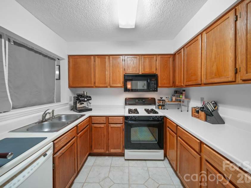 6049 Green Forest Drive, Charlotte, NC 28212.  MLS# CAR4391912, YatesRealty ID 30018. Kitchen