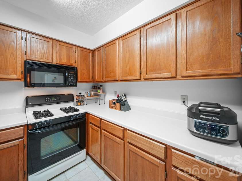 6049 Green Forest Drive, Charlotte, NC 28212.  MLS# CAR4391912, YatesRealty ID 30018. Kitchen