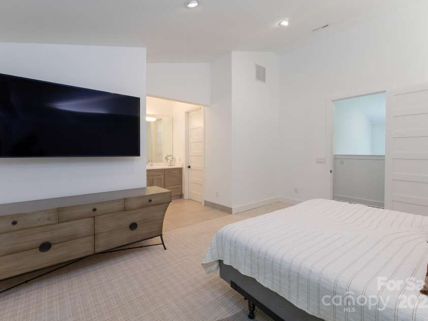 54 Deer Run, Highlands, NC 28741.  MLS# CAR4279224, YatesRealty ID 30022. 