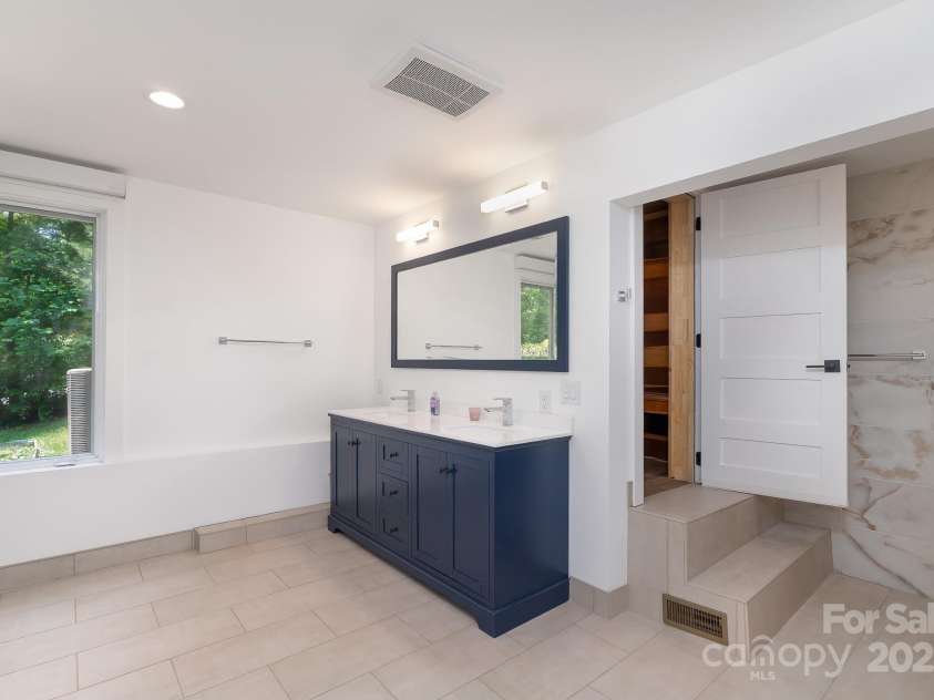 54 Deer Run, Highlands, NC 28741.  MLS# CAR4279224, YatesRealty ID 30022. 