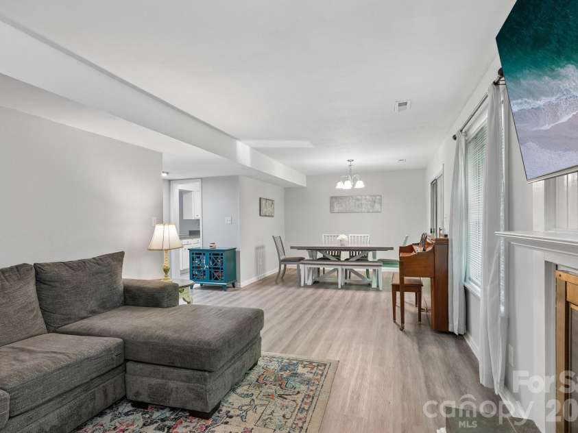 8403 Cricket Lake Drive, Charlotte, NC 28277.  MLS# CAR4388529, YatesRealty ID 30024. 