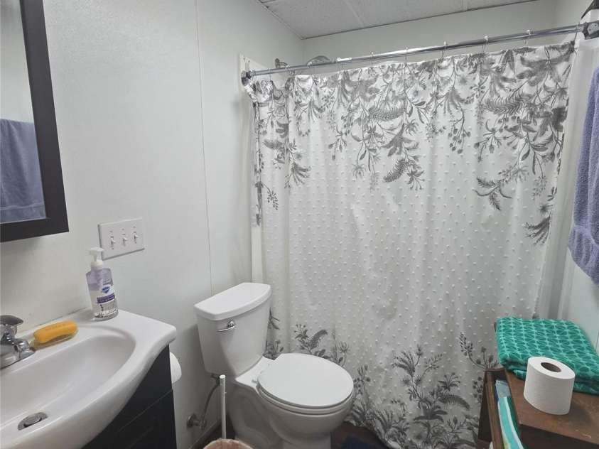 11 Edwards Street, Asheville, NC 28806.  MLS# CAR4287860, YatesRealty ID 30027. Bathroom