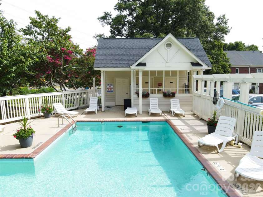 2515 Dilworth Heights Lane, Charlotte, NC 28209.  MLS# CAR4388904, YatesRealty ID 30027. Community pool