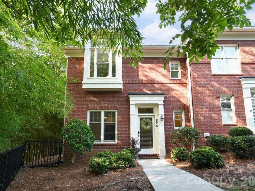 2515 Dilworth Heights Lane, Charlotte, NC 28209.  MLS# CAR4388904, YatesRealty ID 30027. Dilworth Heights Townhome