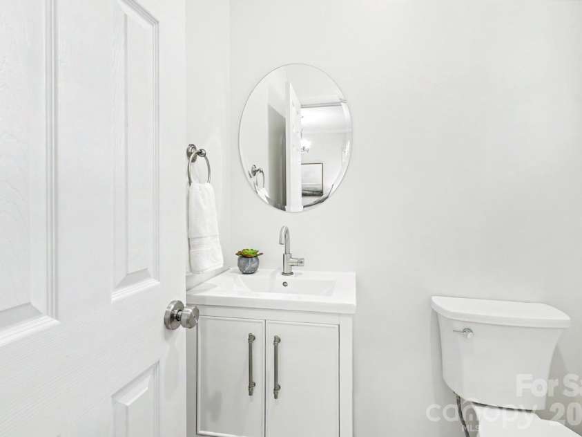 2515 Dilworth Heights Lane, Charlotte, NC 28209.  MLS# CAR4388904, YatesRealty ID 30027. Half bathroom on first floor