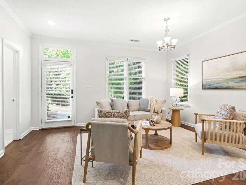 2515 Dilworth Heights Lane, Charlotte, NC 28209.  MLS# CAR4388904, YatesRealty ID 30027. Light and bright living space