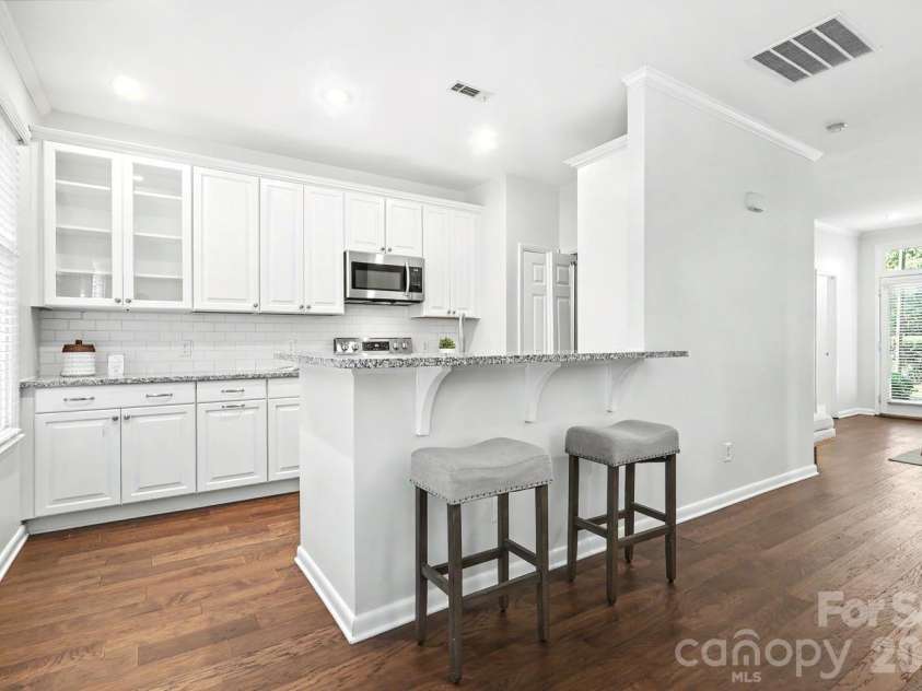 2515 Dilworth Heights Lane, Charlotte, NC 28209.  MLS# CAR4388904, YatesRealty ID 30027. Open Kitchen