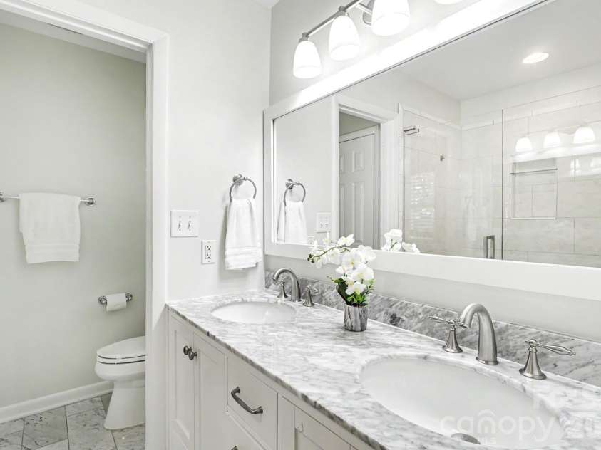 2515 Dilworth Heights Lane, Charlotte, NC 28209.  MLS# CAR4388904, YatesRealty ID 30027. Primary bathroom