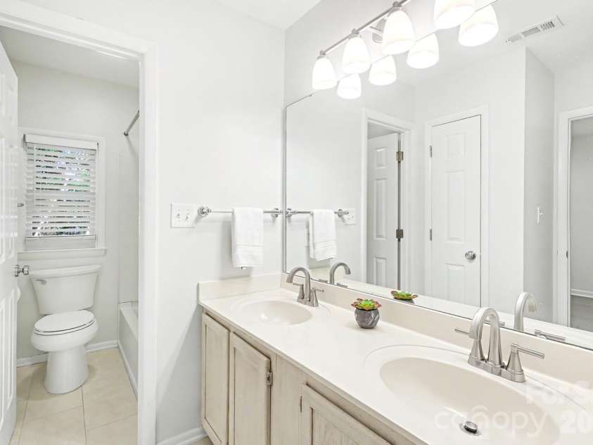 2515 Dilworth Heights Lane, Charlotte, NC 28209.  MLS# CAR4388904, YatesRealty ID 30027. Second full bathroom