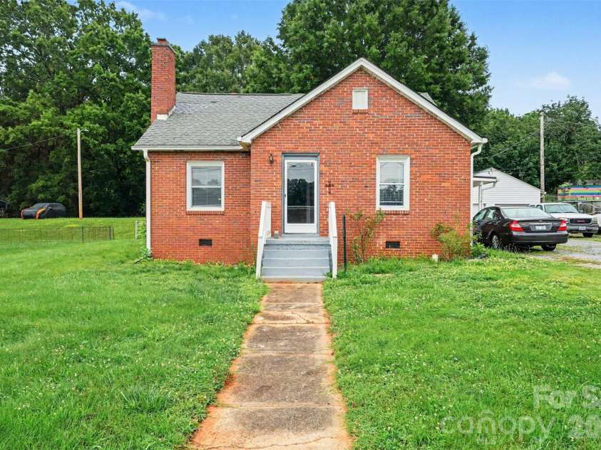 517 Carolina Avenue, Maiden, NC 28650.  MLS# CAR4391866, YatesRealty ID 30028. 