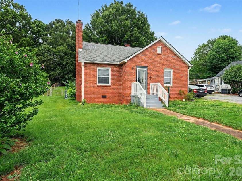 517 Carolina Avenue, Maiden, NC 28650.  MLS# CAR4391866, YatesRealty ID 30028. 