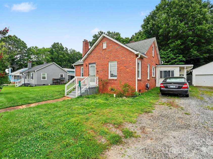 517 Carolina Avenue, Maiden, NC 28650.  MLS# CAR4391866, YatesRealty ID 30028. 