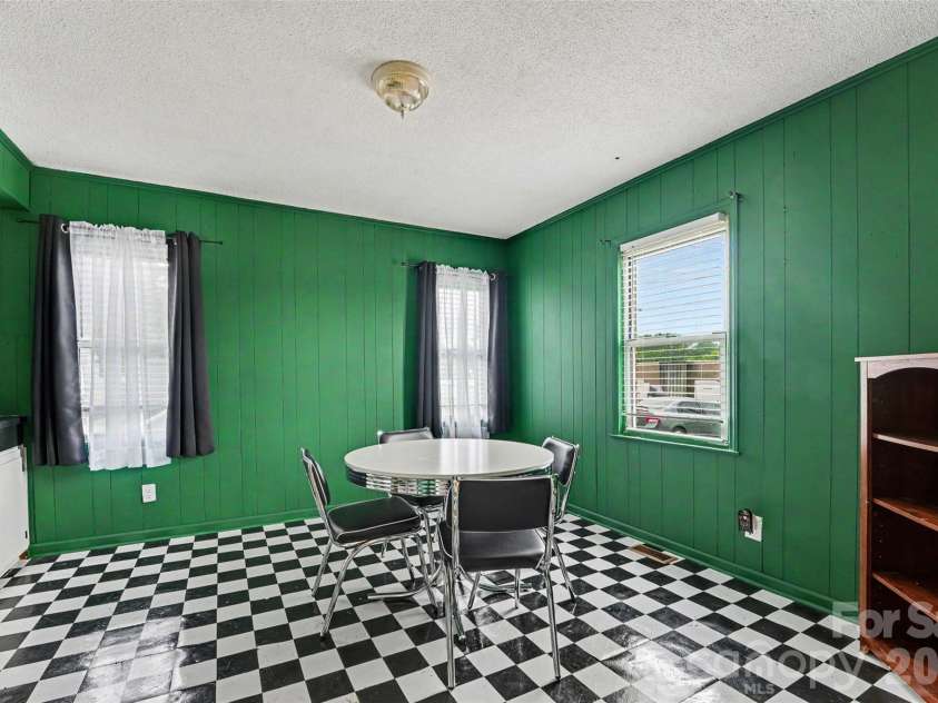 517 Carolina Avenue, Maiden, NC 28650.  MLS# CAR4391866, YatesRealty ID 30028. 