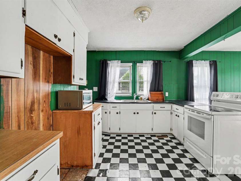 517 Carolina Avenue, Maiden, NC 28650.  MLS# CAR4391866, YatesRealty ID 30028. 