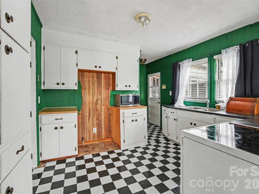 517 Carolina Avenue, Maiden, NC 28650.  MLS# CAR4391866, YatesRealty ID 30028. 