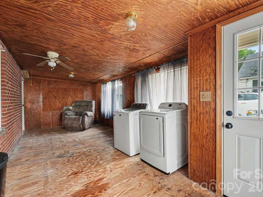 517 Carolina Avenue, Maiden, NC 28650.  MLS# CAR4391866, YatesRealty ID 30028. 