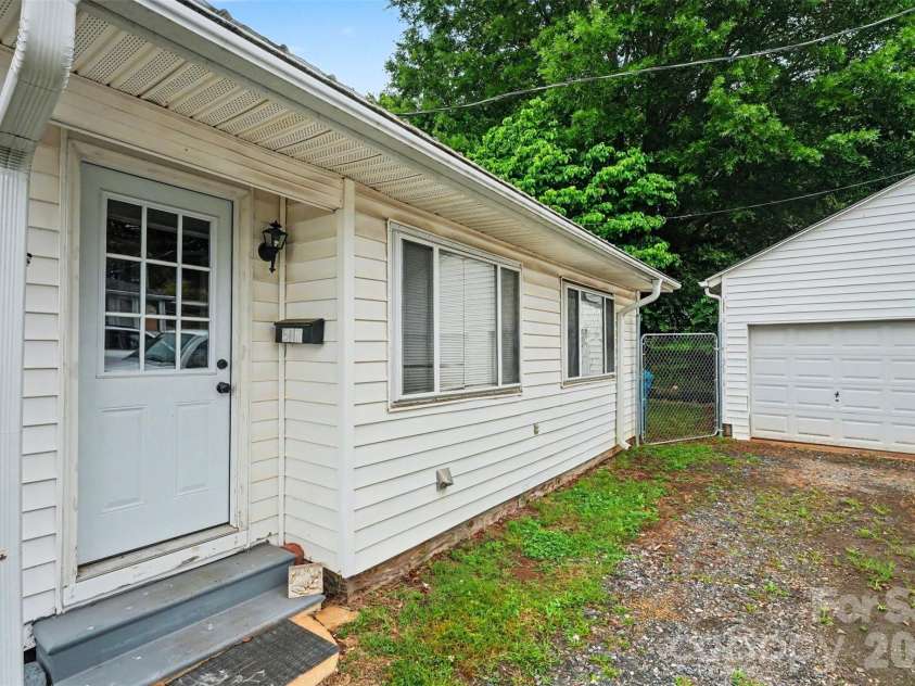 517 Carolina Avenue, Maiden, NC 28650.  MLS# CAR4391866, YatesRealty ID 30028. 