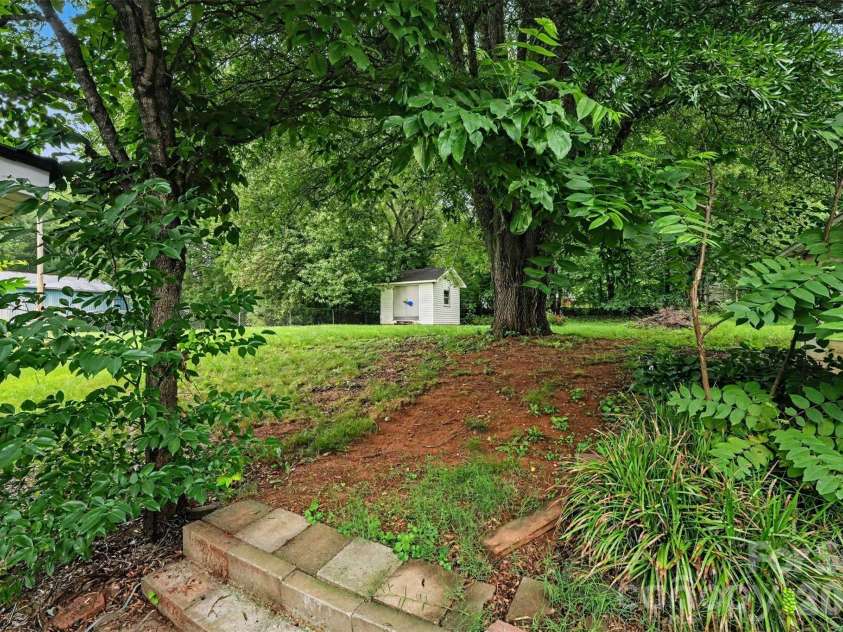 517 Carolina Avenue, Maiden, NC 28650.  MLS# CAR4391866, YatesRealty ID 30028. 
