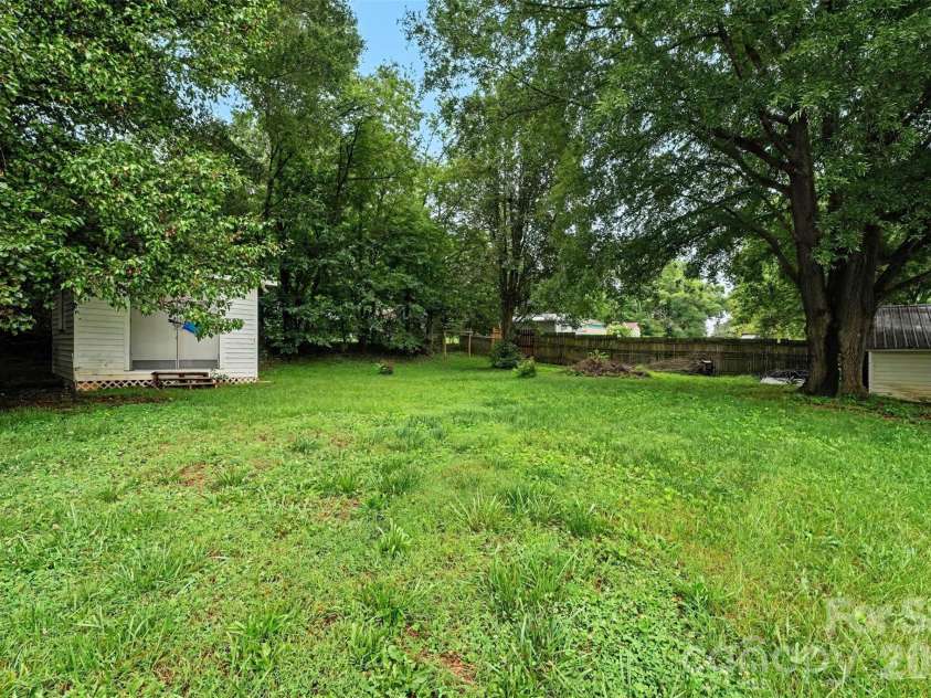 517 Carolina Avenue, Maiden, NC 28650.  MLS# CAR4391866, YatesRealty ID 30028. 