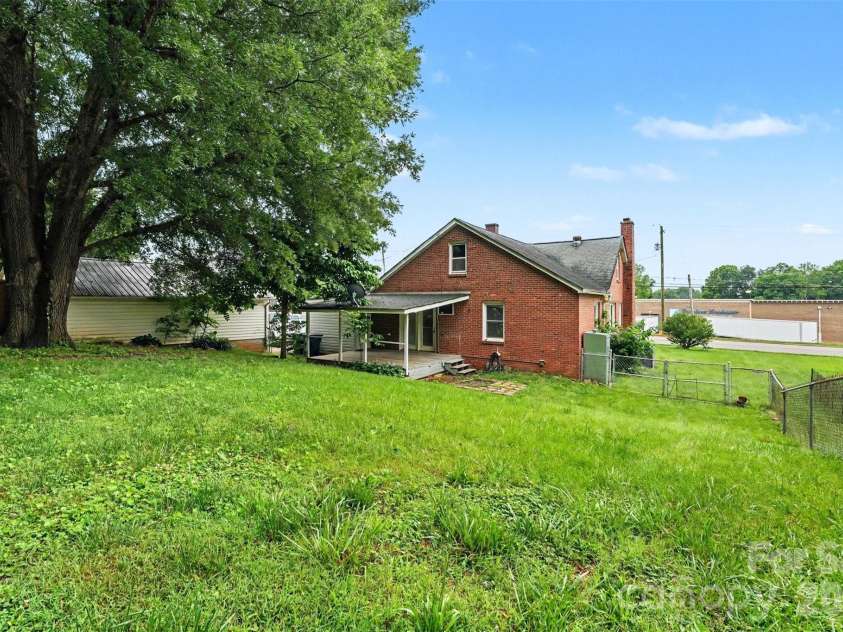517 Carolina Avenue, Maiden, NC 28650.  MLS# CAR4391866, YatesRealty ID 30028. 