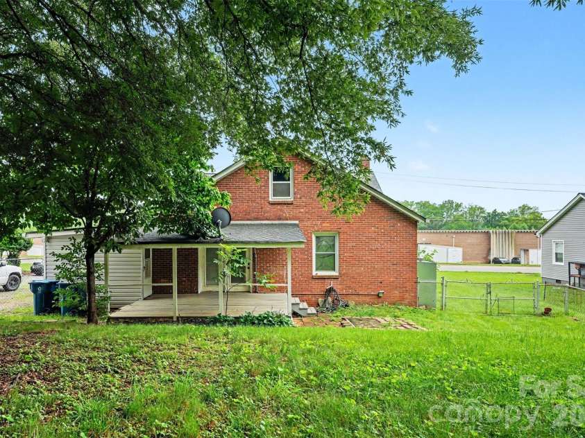 517 Carolina Avenue, Maiden, NC 28650.  MLS# CAR4391866, YatesRealty ID 30028. 