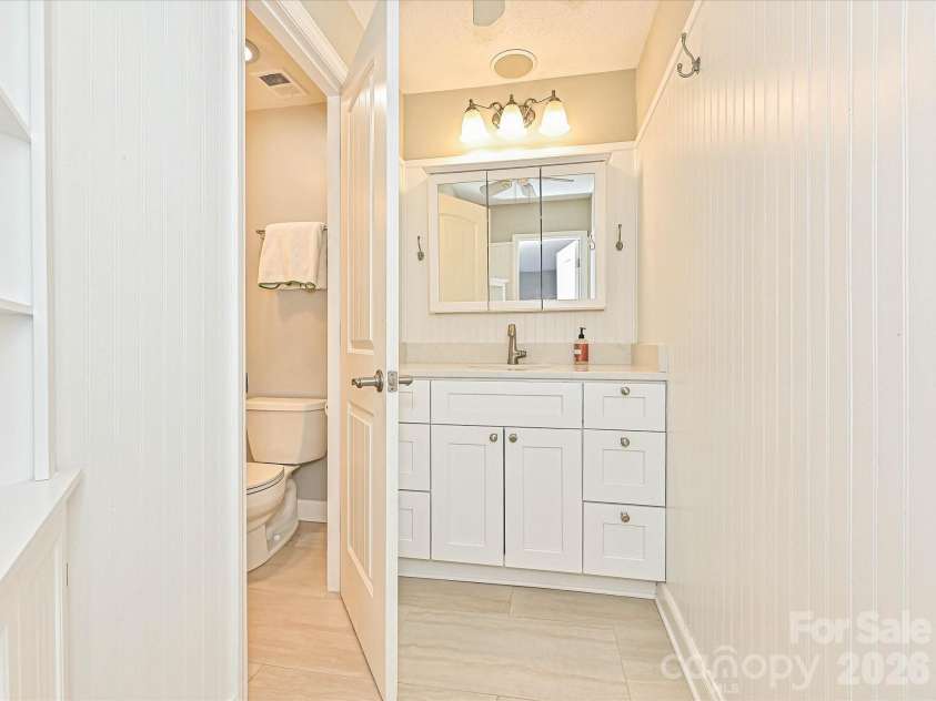 4611 Hedgemore Drive, Charlotte, NC 28209.  MLS# CAR4335410, YatesRealty ID 30034. Full Bathroom