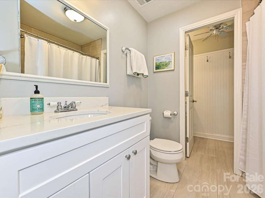 4611 Hedgemore Drive, Charlotte, NC 28209.  MLS# CAR4335410, YatesRealty ID 30034. Full Bathroom