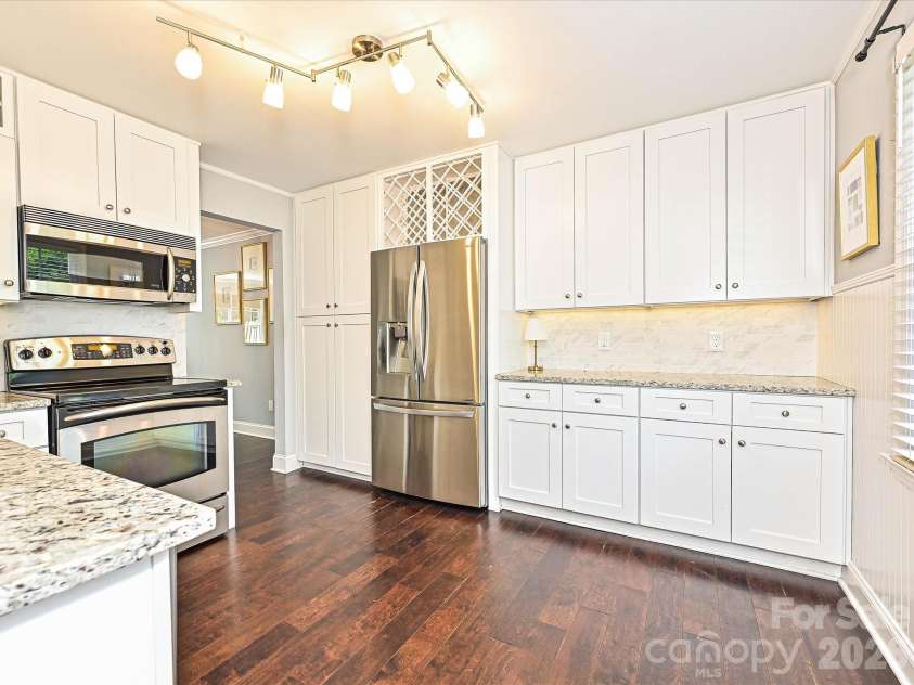 4611 Hedgemore Drive, Charlotte, NC 28209.  MLS# CAR4335410, YatesRealty ID 30034. Kitchen