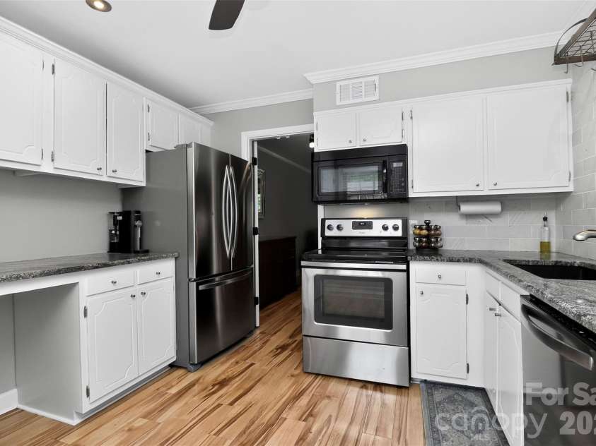 4611 Hedgemore Drive, Charlotte, NC 28209.  MLS# CAR4386430, YatesRealty ID 30034. 