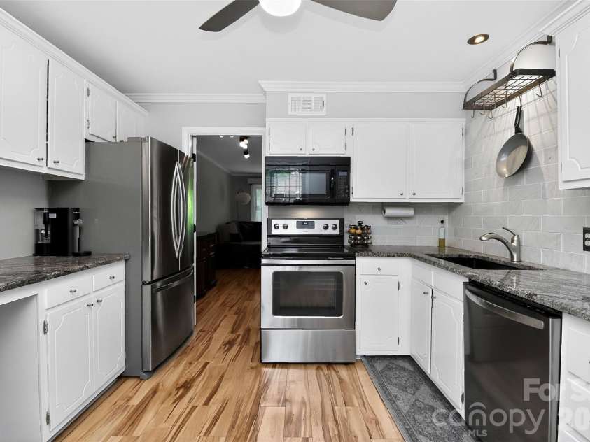 4611 Hedgemore Drive, Charlotte, NC 28209.  MLS# CAR4386430, YatesRealty ID 30034. 