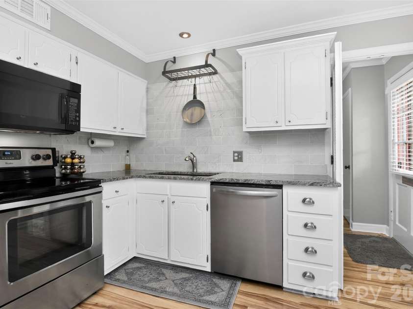 4611 Hedgemore Drive, Charlotte, NC 28209.  MLS# CAR4386430, YatesRealty ID 30034. 