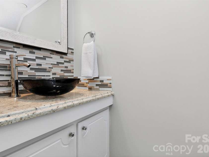 4611 Hedgemore Drive, Charlotte, NC 28209.  MLS# CAR4386430, YatesRealty ID 30034. 
