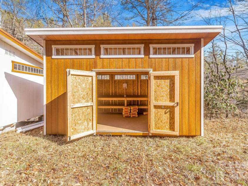 177 Bradford Road, Burnsville, NC 28714.  MLS# CAR4233319, YatesRealty ID 30036. 