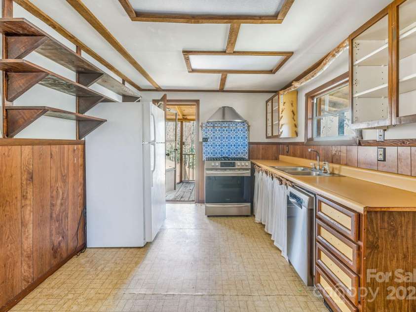 177 Bradford Road, Burnsville, NC 28714.  MLS# CAR4233319, YatesRealty ID 30036. Cozy Kitchen