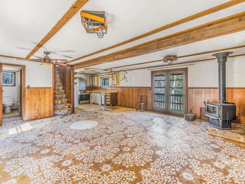177 Bradford Road, Burnsville, NC 28714.  MLS# CAR4233319, YatesRealty ID 30036. Do you adore floral floors?