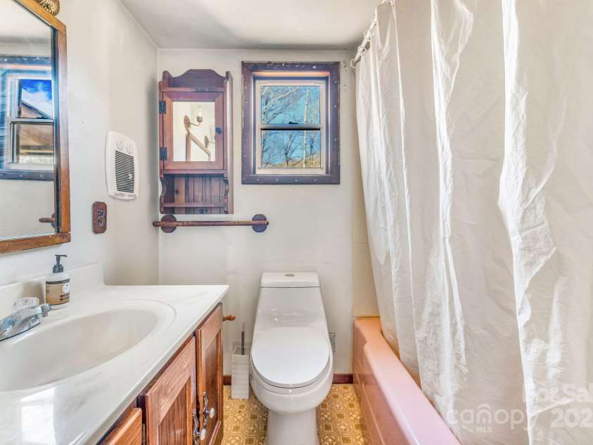 177 Bradford Road, Burnsville, NC 28714.  MLS# CAR4233319, YatesRealty ID 30036. Main floor bath