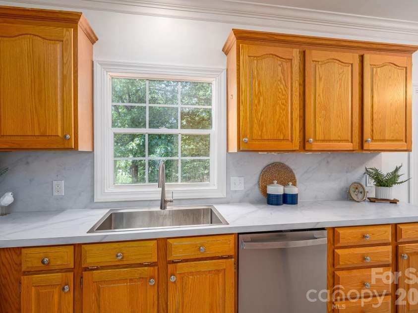 1535 20th Avenue Place, Hickory, NC 28601.  MLS# CAR4381729, YatesRealty ID 30037. 