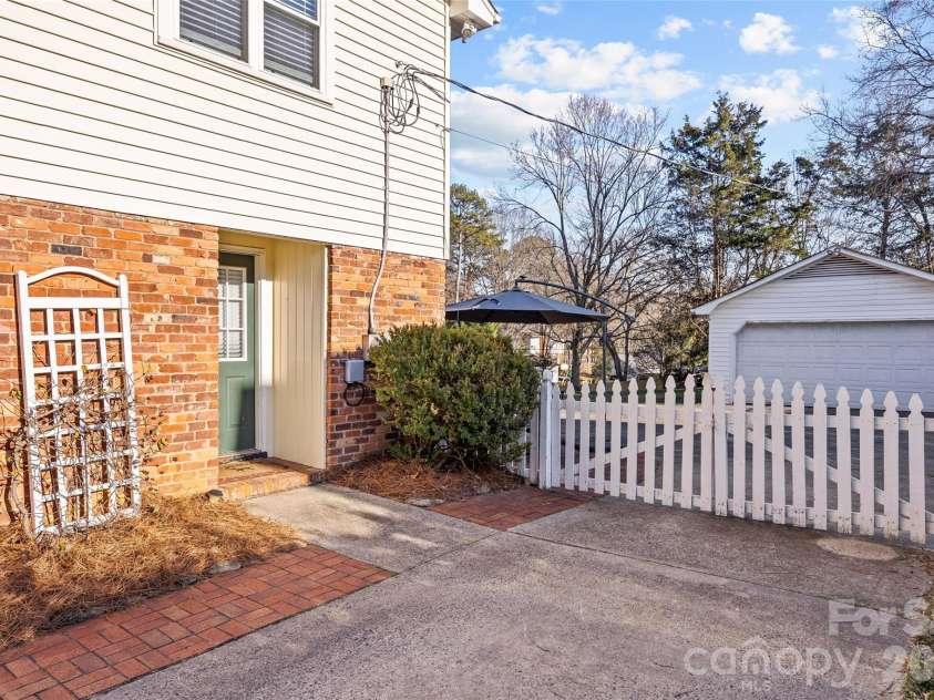 1217 Old Farm Road, Charlotte, NC 28226.  MLS# CAR4353012, YatesRealty ID 3004. 