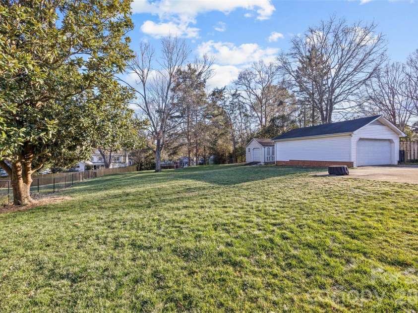1217 Old Farm Road, Charlotte, NC 28226.  MLS# CAR4353012, YatesRealty ID 3004. 
