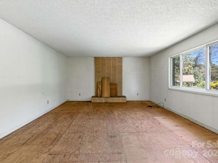 324 Whispering Hills Drive, Hendersonville, NC 28792.  MLS# CAR4270549, YatesRealty ID 30044. 