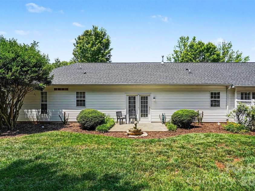 9330 Duckhorn Drive, Charlotte, NC 28277.  MLS# CAR4380843, YatesRealty ID 30044. 