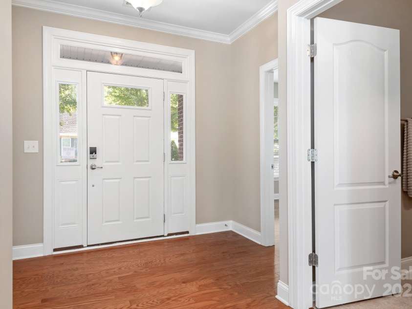 18119 Coulter Parkway, Cornelius, NC 28031.  MLS# CAR4309446, YatesRealty ID 30045. Foyer