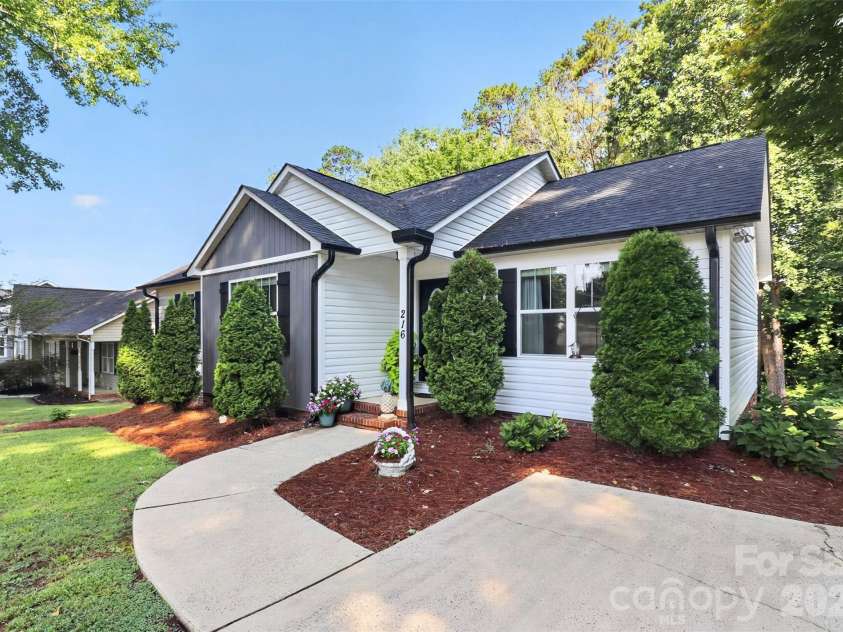 216 Hillside Avenue, Concord, NC 28025.  MLS# CAR4389070, YatesRealty ID 30046. 