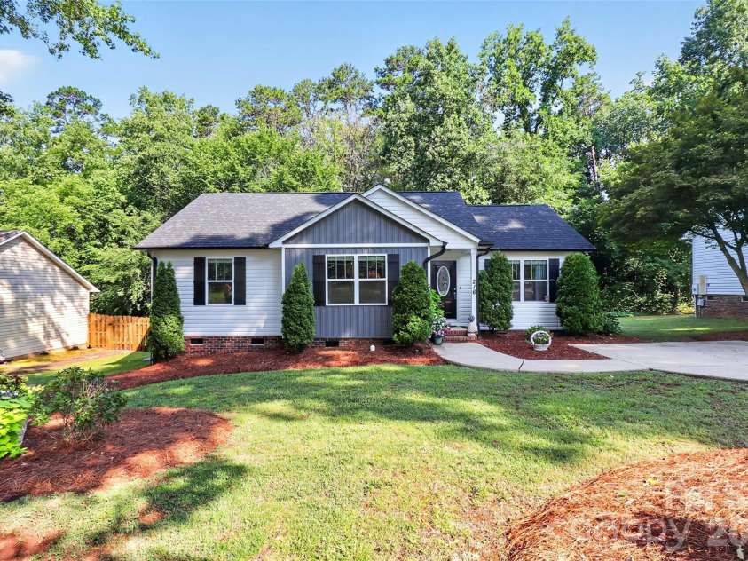 216 Hillside Avenue, Concord, NC 28025.  MLS# CAR4389070, YatesRealty ID 30046. 