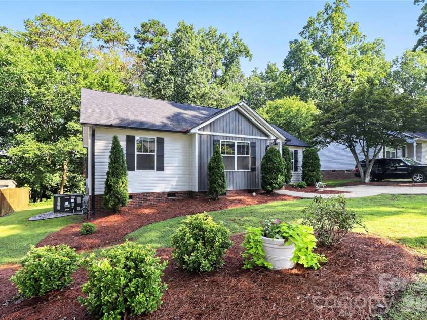 216 Hillside Avenue, Concord, NC 28025.  MLS# CAR4389070, YatesRealty ID 30046. 