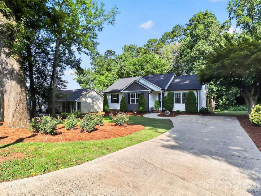216 Hillside Avenue, Concord, NC 28025.  MLS# CAR4389070, YatesRealty ID 30046. 
