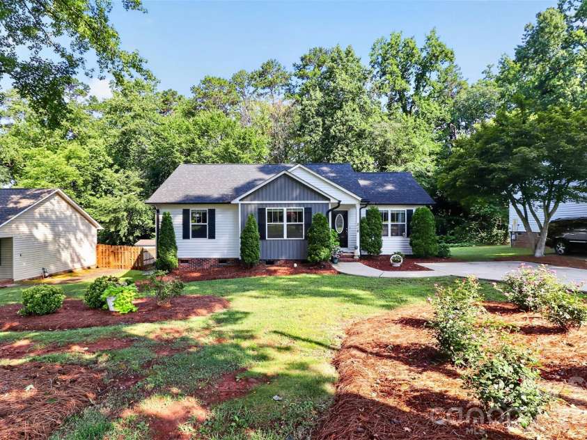 216 Hillside Avenue, Concord, NC 28025.  MLS# CAR4389070, YatesRealty ID 30046. 