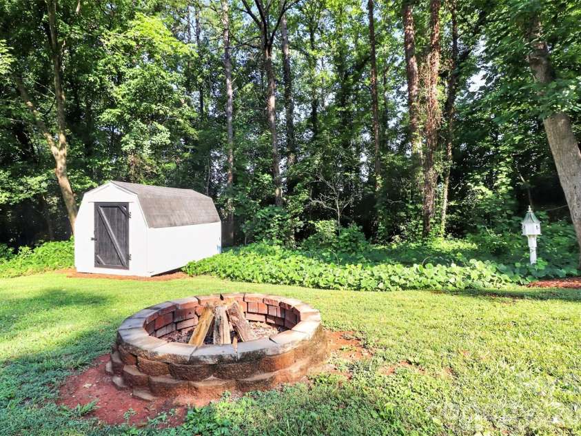 216 Hillside Avenue, Concord, NC 28025.  MLS# CAR4389070, YatesRealty ID 30046. 