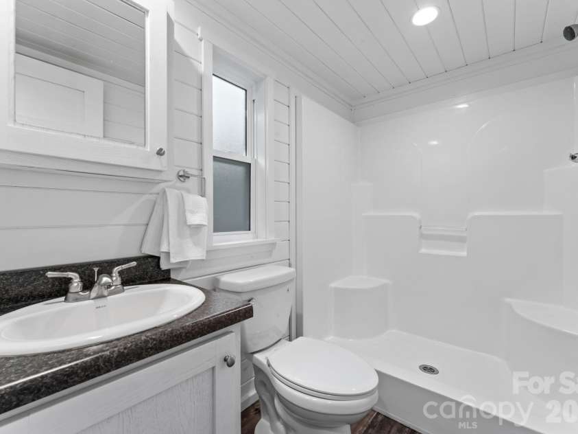 619 Kitchens Branch Road, Sylva, NC 28779.  MLS# CAR4386073, YatesRealty ID 30047. Bathroom