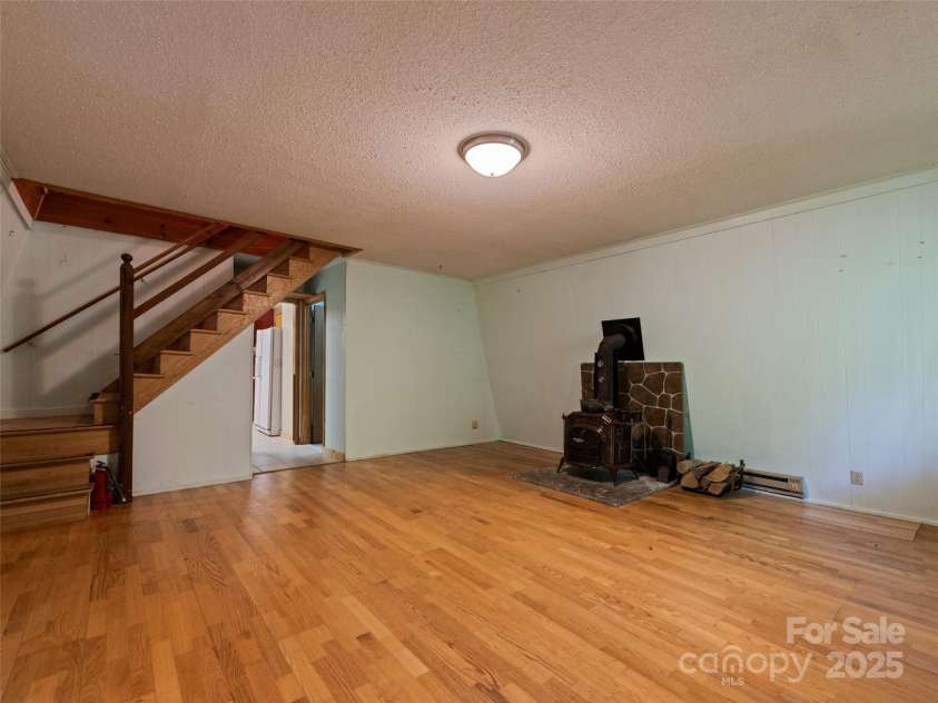 1010 Autumn Drive, Maggie Valley, NC 28751.  MLS# CAR4284241, YatesRealty ID 30048. Living room 